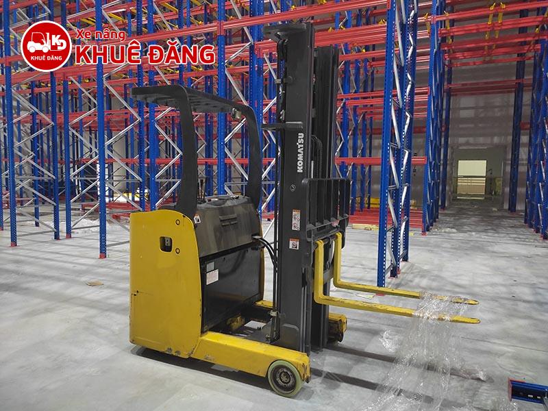 Xe nâng điện đứng lái Komatsu được dùng trong các kho hàng có kệ cao
