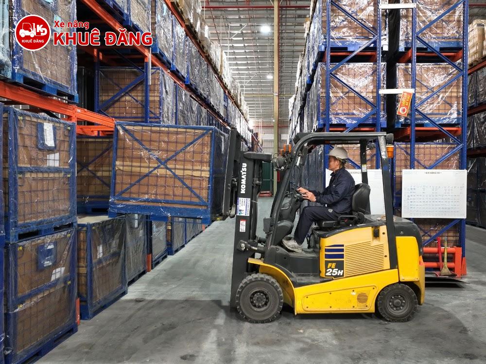 Xe nâng điện 2.5 tấn Komatsu FE25 được dùng tại kho hàng ở KCN Tân tạo, TPHCM