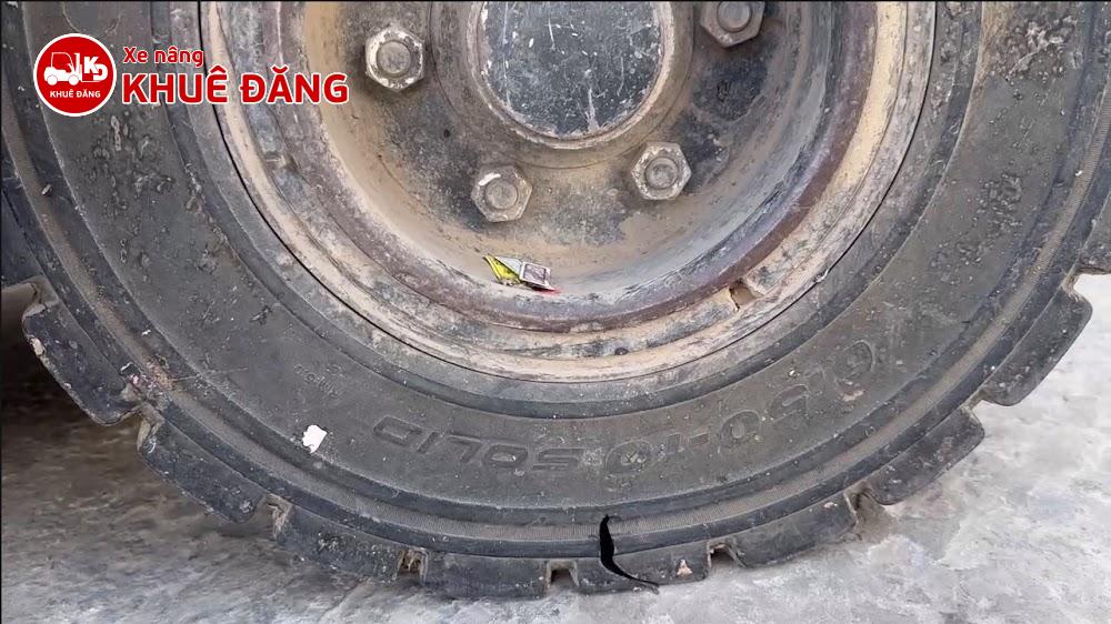 Dấu hiệu cần thay lốp xe nâng