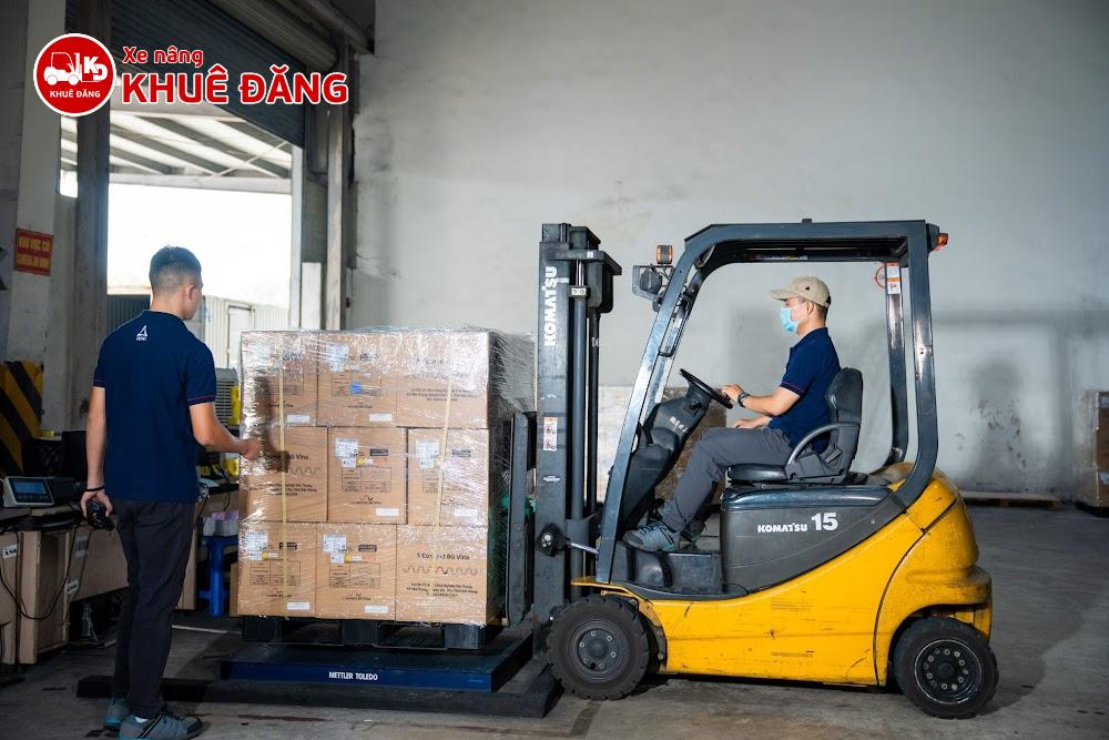 Xe nâng điện 1.5 tấn Komatsu tại kho hàng