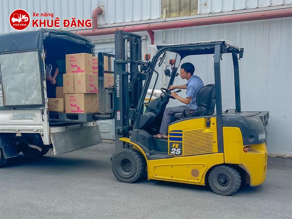 Cho thuê xe nâng điện 2.5 tấn Komatsu FE25-1 tại quận Bình Tân