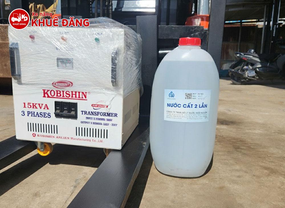 Tặng máy biến thế Kobishin 15KVA và nước cất 2 lần khi khách mua xe nâng điện 2 tấn