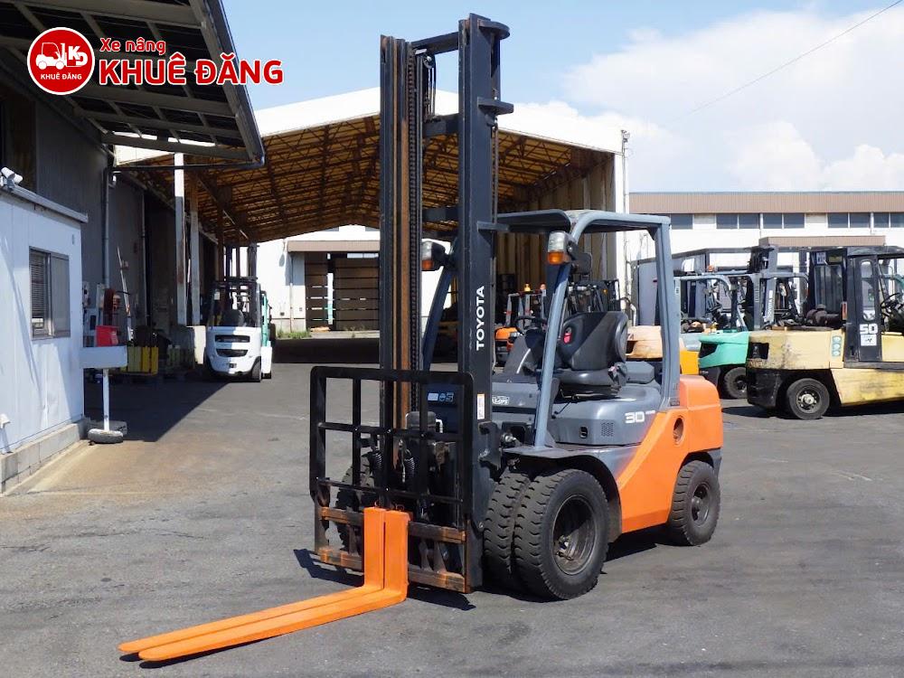 Xe nâng Toyota 02-8FD30 lốp đôi sử dụng bánh đặc 600-15