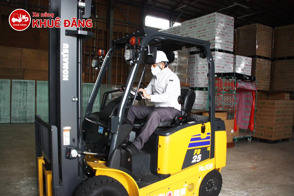 xe nâng điện ngồi lái 4 bánh được sử dụng trong kho hàng lớn
