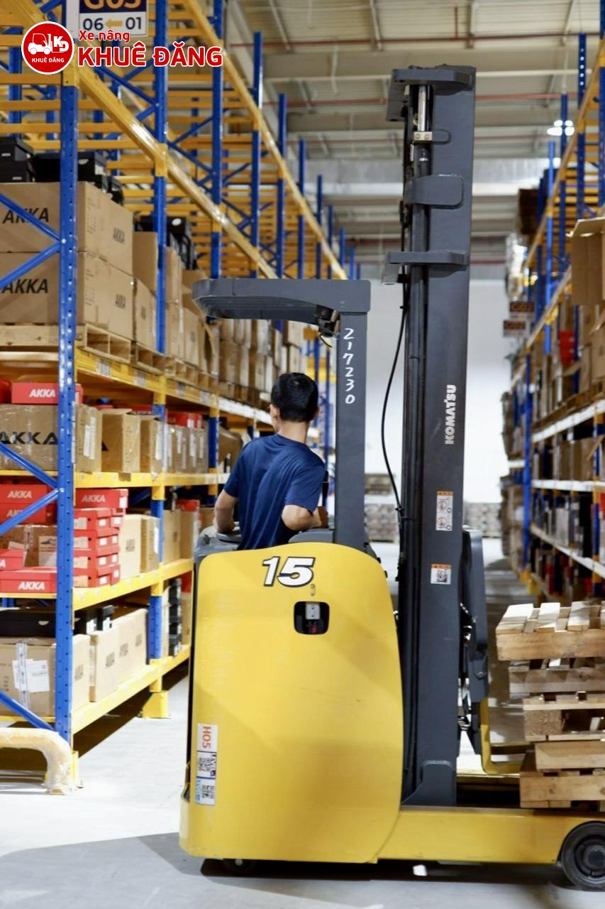 Xe nâng điện đứng lái 1.5 tấn cho thuê tại Tân Phú