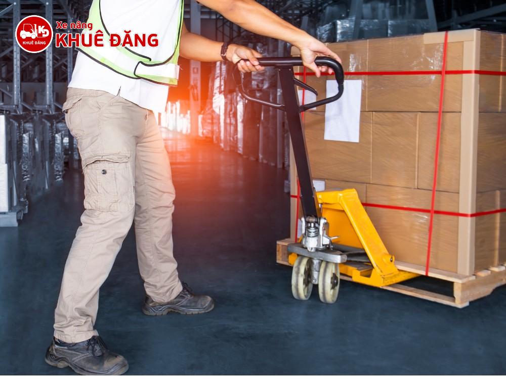 Xe nây tay thấp được dùng để nâng pallet hàng trong kho