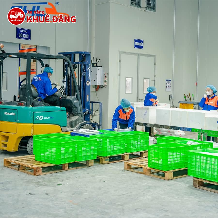 Xe nâng điện đời thấp sẽ có giá tốt đối với khách hàng ít dùng, giúp tối ưu được chi phí đầu tư