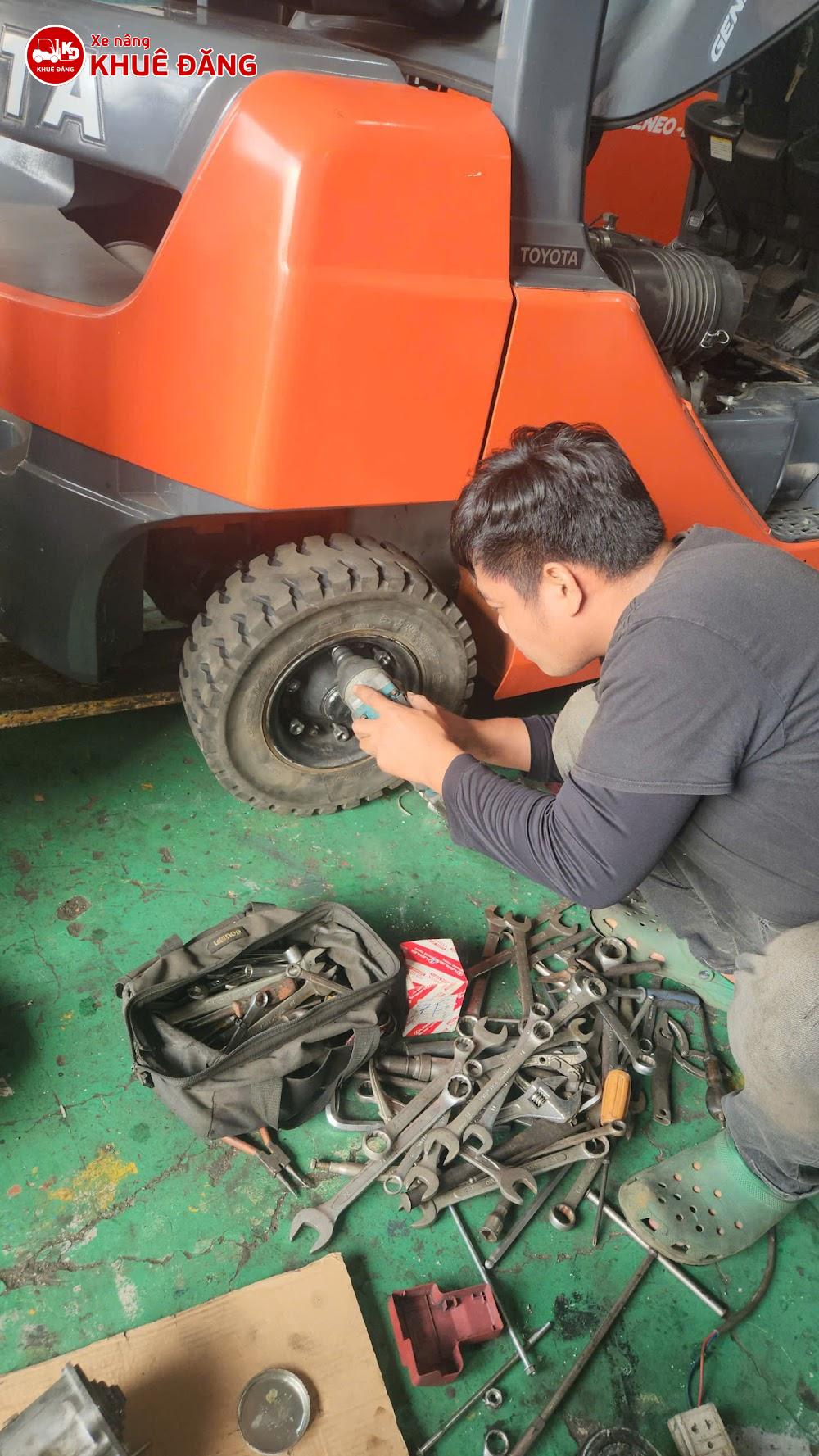 Thay bánh đặc xe nâng tại Bình tân