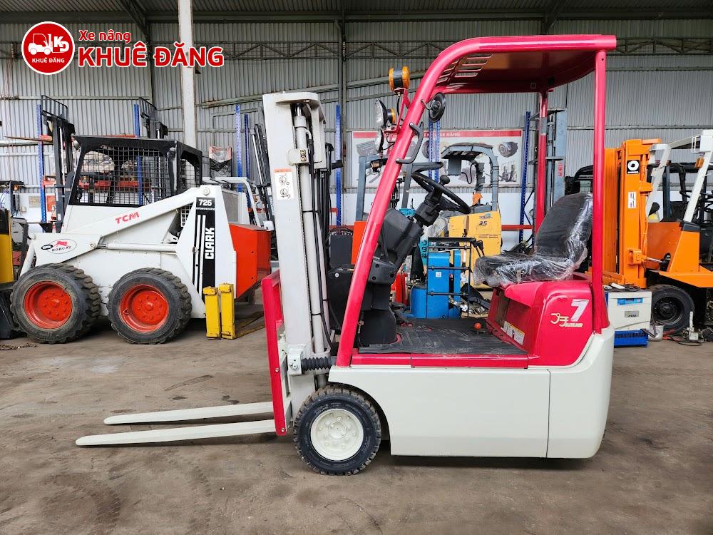 Xe nâng điện ngồi lái 700kg Toyota 3FBK7 màu hồng, 2.5m, SX 2004