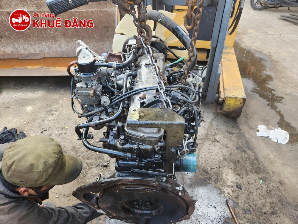 Thợ máy đang kiểm tra động cơ xe nâng dầu Toyota