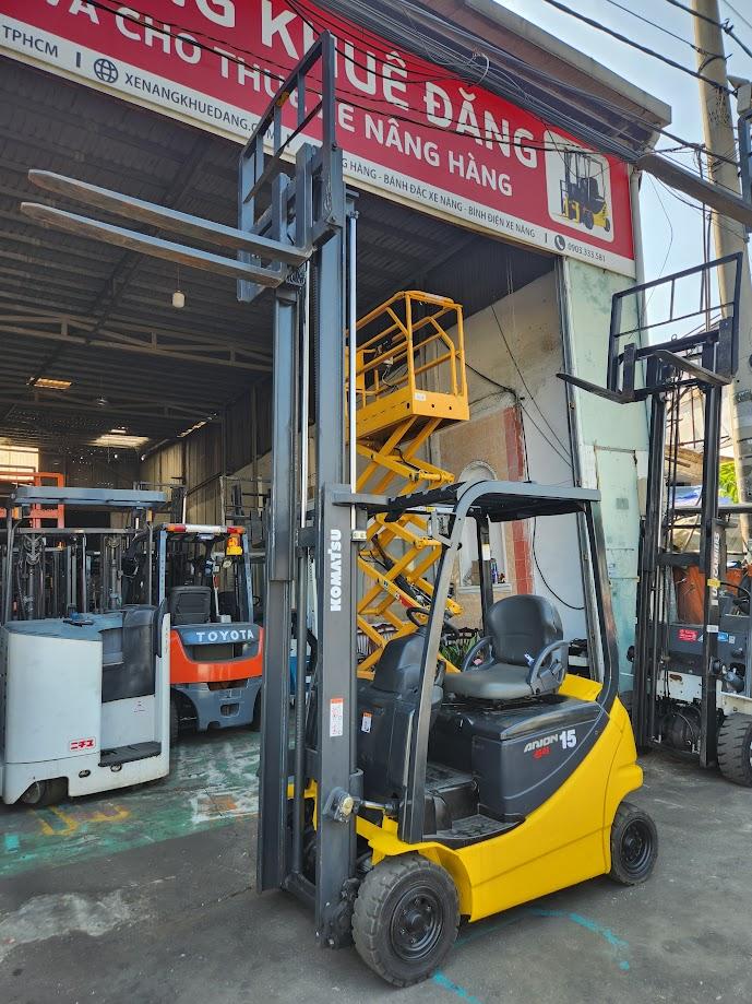 Xe nâng điện ngồi lái 4 bánh Komatsu Fb15-12 tại showroom Khuê Đăng