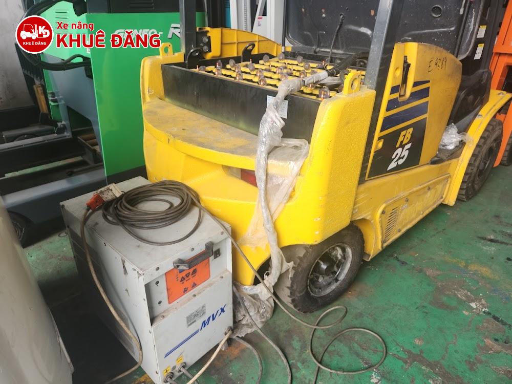 tiến hành kiểm tra và đánh sulfat cho bình ắc quy xe nâng 2.5 tấn Komatsu FB25-12