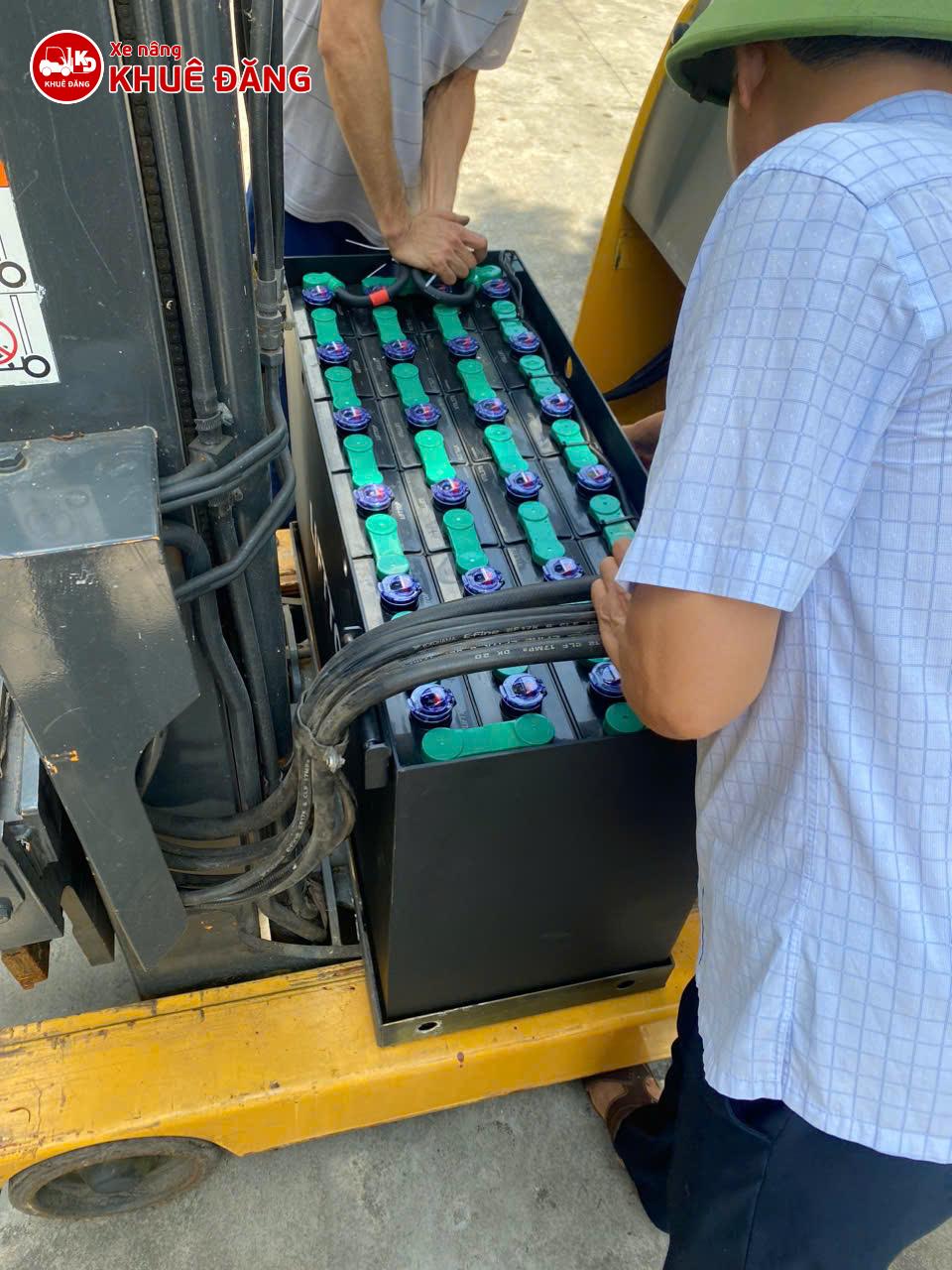 Kiểm tra bình điện xe nâng