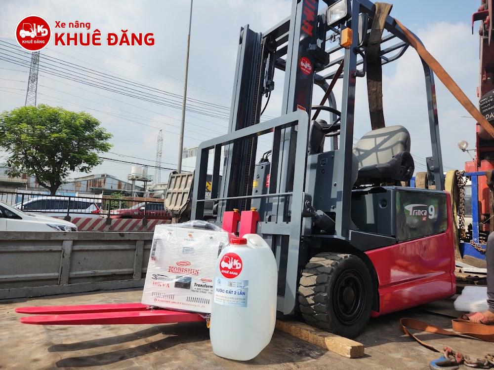 xe nâng điện ngồi lái bán tại Xe nâng Khuê Đăng được tặng kèm máy biến thế 10kva và 1 can nước cất 2 lần