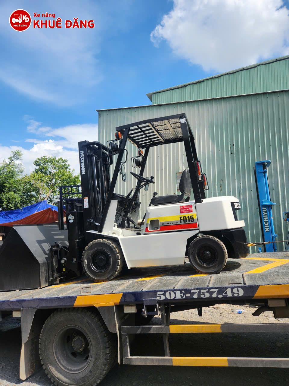 Xe nâng dầu 1.5 tấn Komatsu gắn gầu xúc