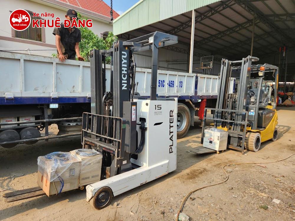 Bàn giao xe nâng điện đứng lái và ngồi lái cho khách thuê tại Quận 7
