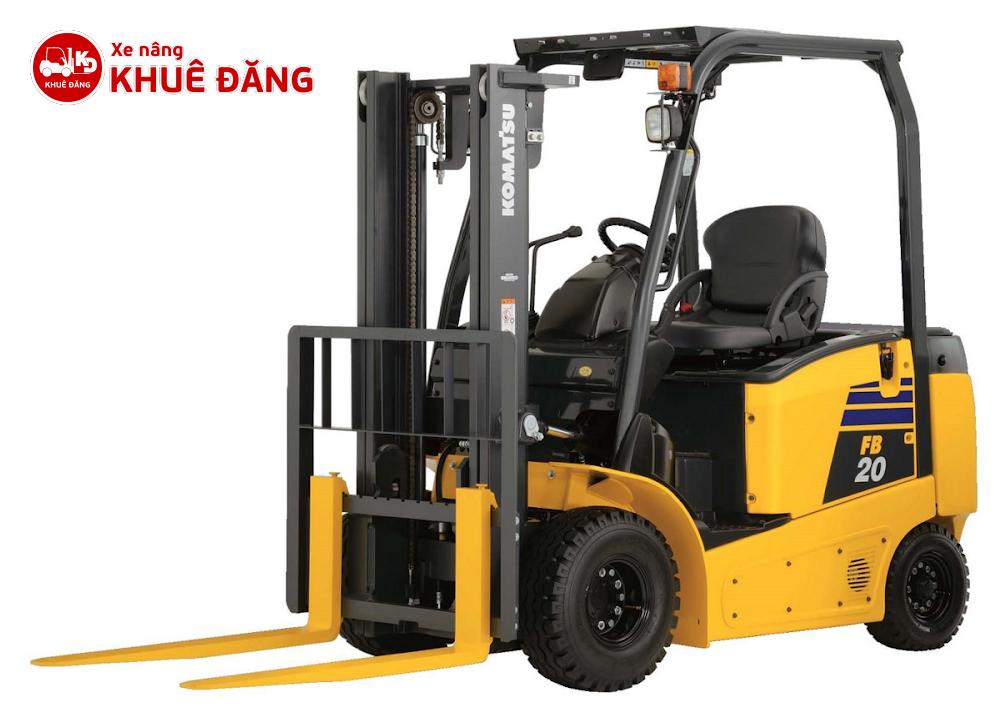 Xe nâng điện có bánh nhỏ hơn, trọng tâm thấp hơn giúp xe chạy chậm, êm hơn so với xe máy dầu