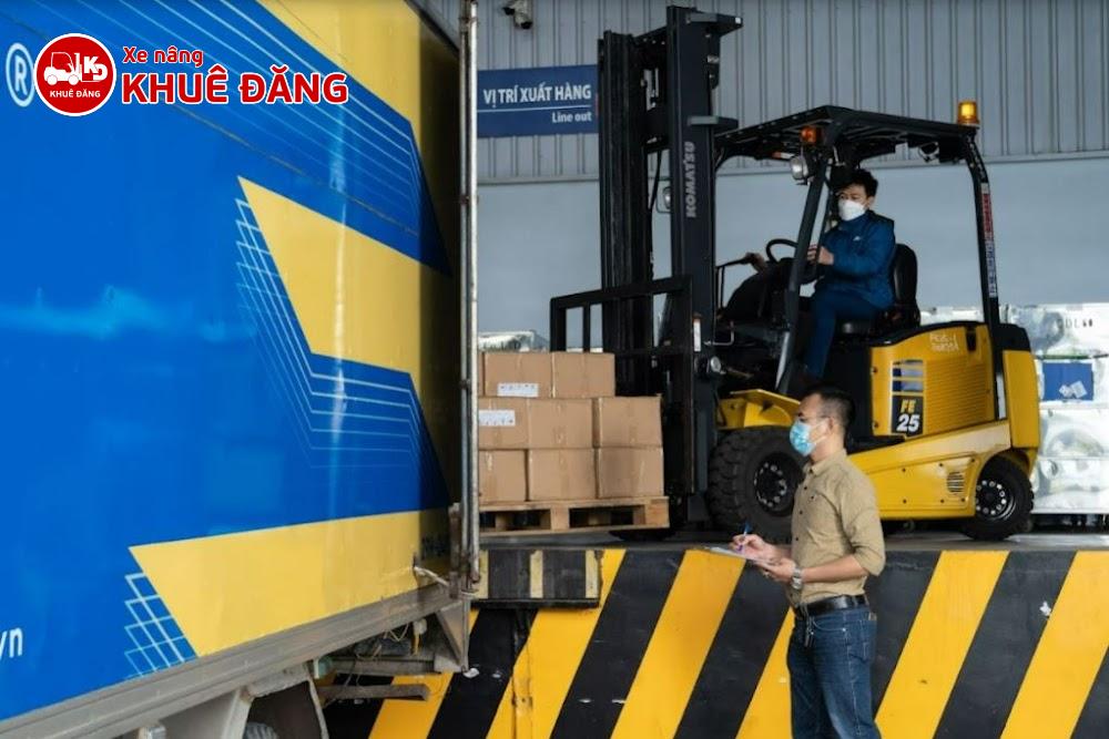 Xe nâng điện 2.5 tấn Komatsu FE25 thuê tháng tại KCN Tân Bình