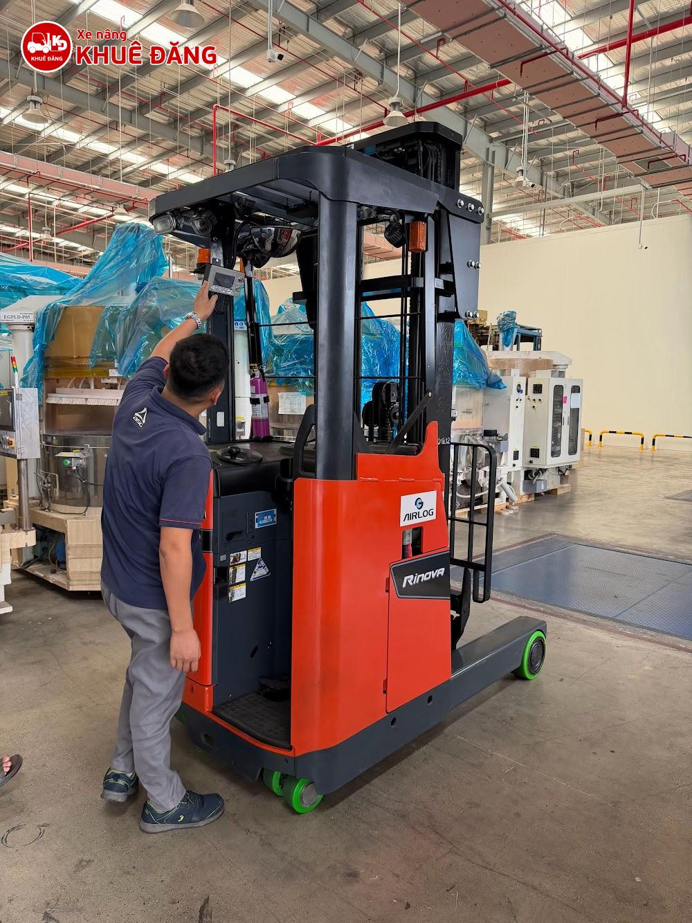 Xe nâng cần sạc cân bằng sau mỗi 5 đến 10 chu kỳ sạc thông thường (tương đương khoảng 30 ngày sử dụng)