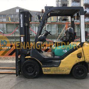 KOMATSU-FD15T-18-Có Hệ thống lái dễ thao tác ngay cả khi xe đứng yên, tăng khả năng kiểm soát.