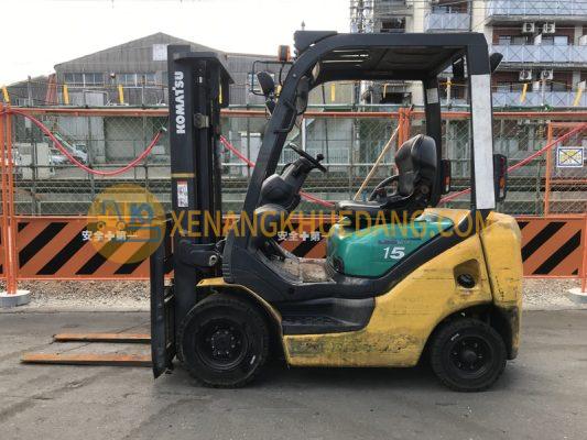 KOMATSU-FD15T-18-Có Hệ thống lái dễ thao tác ngay cả khi xe đứng yên, tăng khả năng kiểm soát.