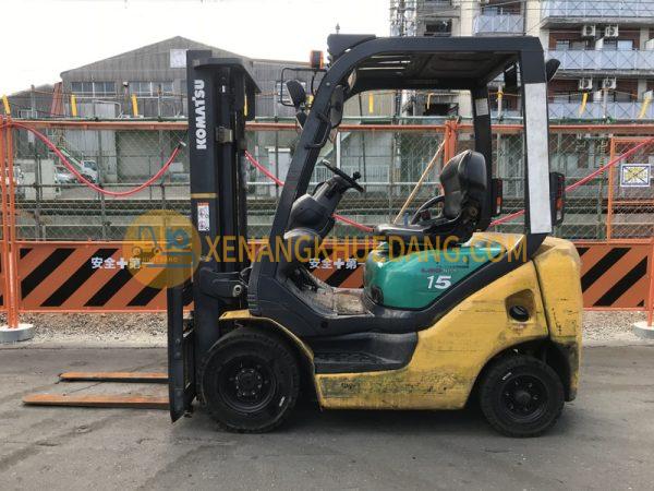 KOMATSU-FD15T-18-Có Hệ thống lái dễ thao tác ngay cả khi xe đứng yên, tăng khả năng kiểm soát.