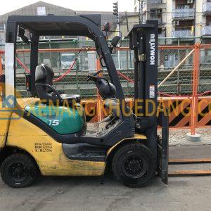 KOMATSU-FD15T-18- Có thiết kế cabin và cột nâng đảm bảo tầm quan sát tốt, hạn chế va chạm khi vận hành.