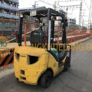 KOMATSU-FD15T-18-Trang bị hệ thống khởi động trung tính, phanh đỗ xe kép, và gương chiếu hậu góc rộng để hỗ trợ quan sát tốt hơn.