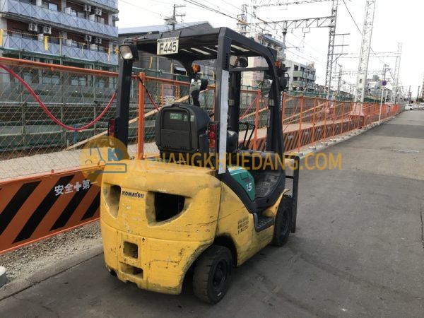 KOMATSU-FD15T-18-Trang bị hệ thống khởi động trung tính, phanh đỗ xe kép, và gương chiếu hậu góc rộng để hỗ trợ quan sát tốt hơn.