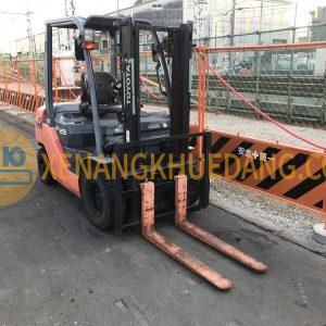 Xe được trang bị khung nâng 2 tầng, chiều cao nâng tiêu chuẩn 3 mét, càng nâng dài 1,2 mét phù hợp để thao tác với đa dạng loại pallet