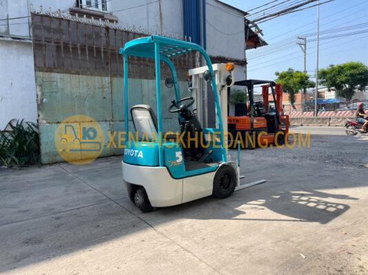 Xe nâng điện 500kg TOYOTA (1)