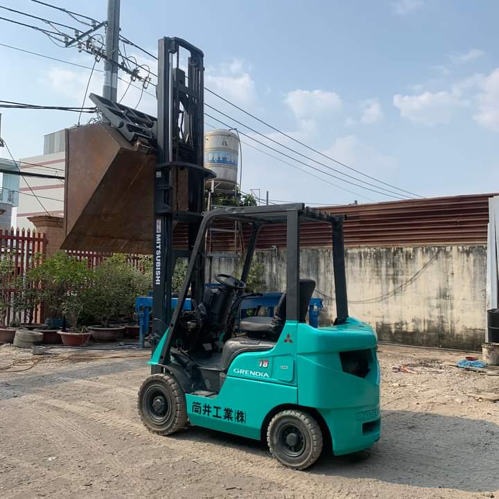 Xe-nang-1.8-tan-Mitsubishi-gan-gau-xuc.jpg