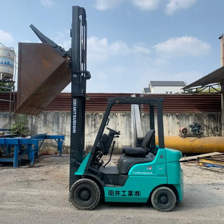 Xe nâng Mitsubishi gắn gầu xúc.jpg