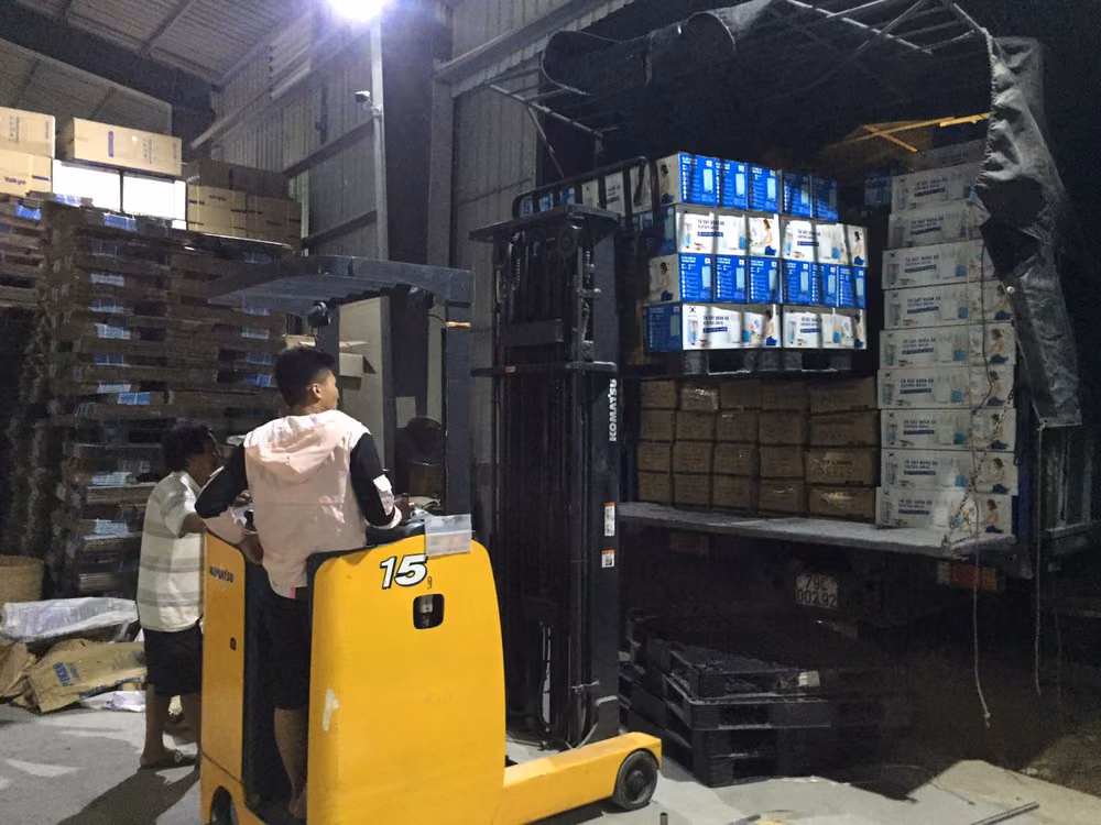 Xe nâng điện 1.5 tấn Komatsu tại KCN Tân Tạo.avif