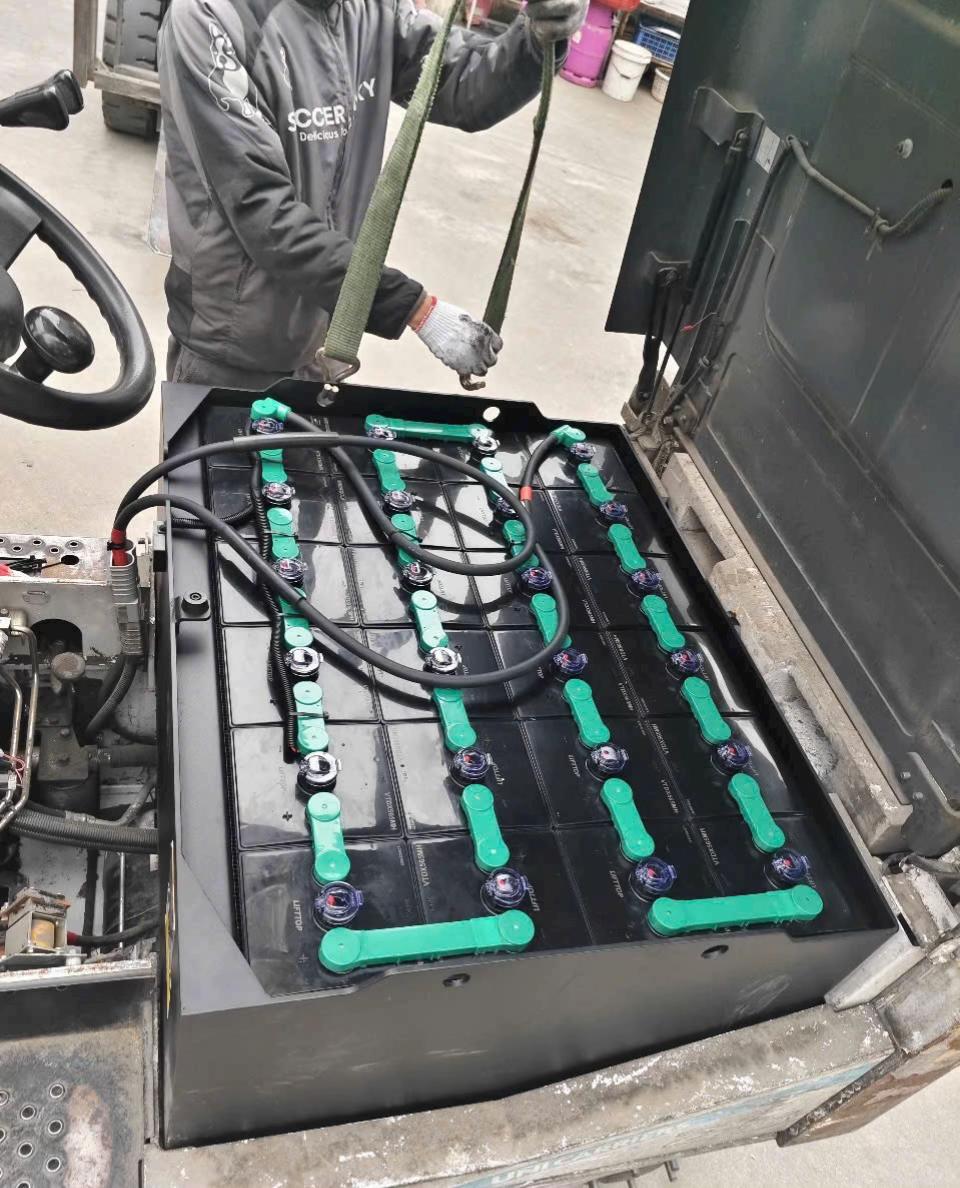 Lắp bình điện 48V 565Ah LIFTTOP cho xe nâng điện nồi lái Unicarriers.jpeg